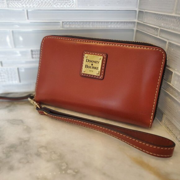 NWOT Dooney and Bourke Selleria British Tan Med Zip Wristlet - Picture 2 of 10